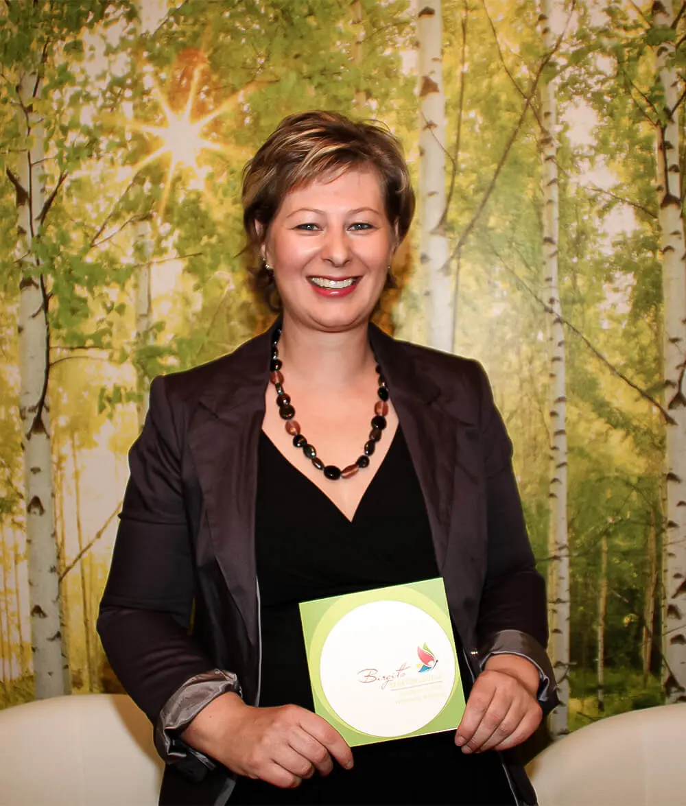 Birgit Eggenberger mit einem Folder in der Hand