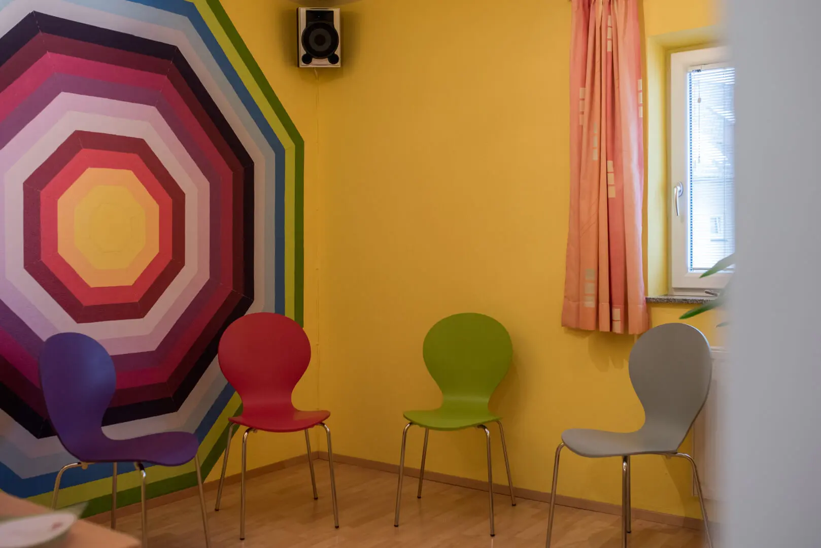 Der Wartebereich mit Stühlen in Birgits Beratungsoase